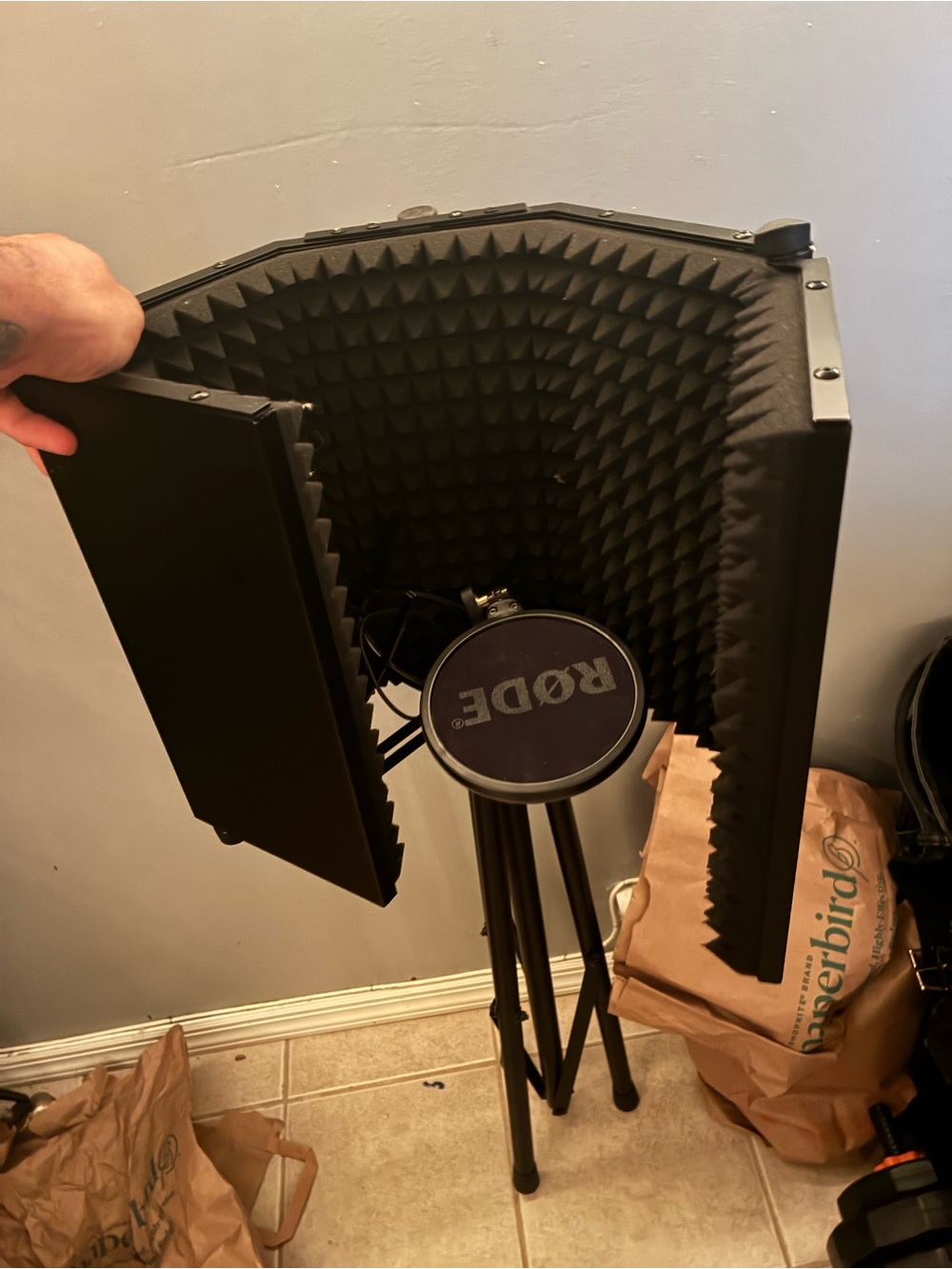 RODE Microphone with Pop Filter and Portable Acoustic Shield - Black